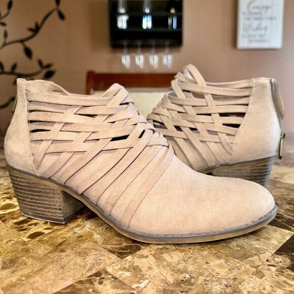 Fergalicious Women's Lace Zip Back Block Heel Gladiator Heels - Picture 1 of 10